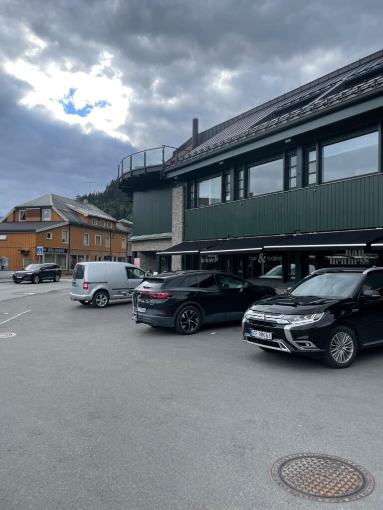 Profesjonell utvendig maling av husvegg utført av Nordika AS – langvarig beskyttelse mot norsk klima.